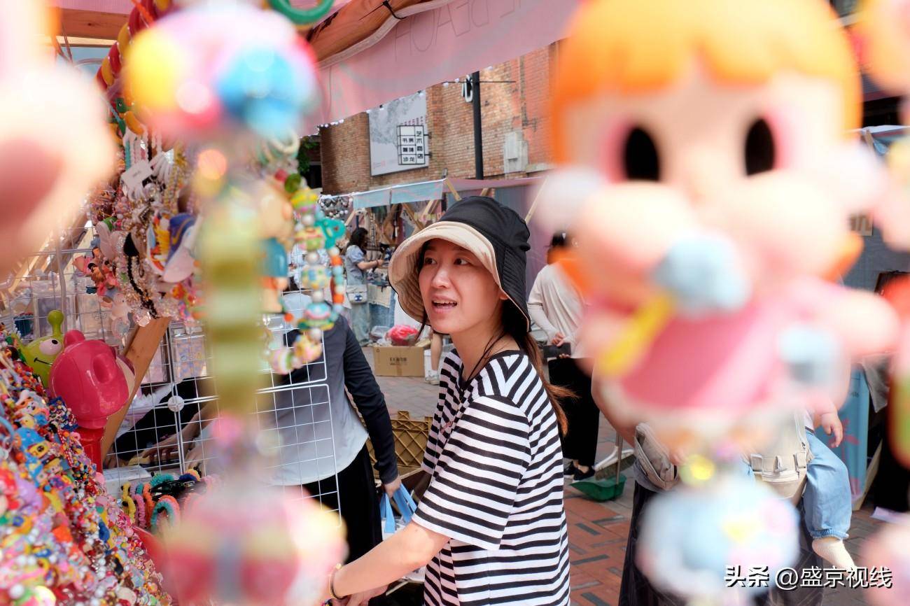 沈阳:"梅61集市"第二季热情启幕,粉色海滩抢眼