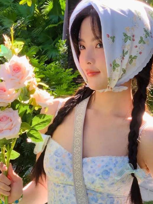 清纯少女杨超越:穿蓝色吊带裙的她美得让人心动!