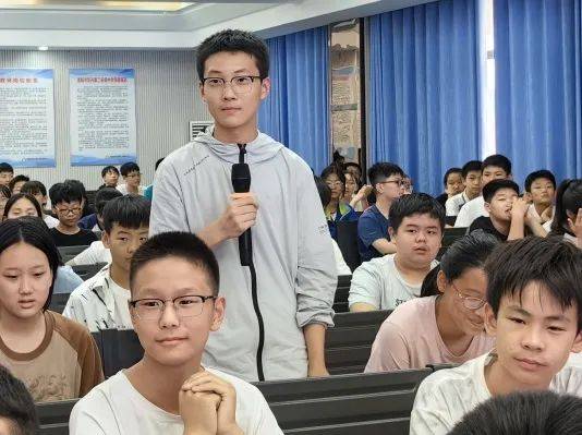 文学之光暖心田——东升二中开展"作家进校园"活动_洛阳市_涧西区