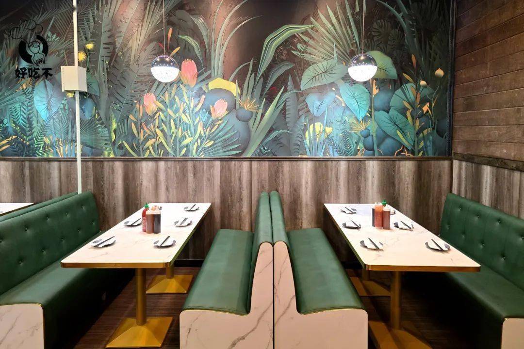 餐厅设计以绿色为主色调,暖黄色的灯光,葱茏的绿植,木质的屋檐,处处
