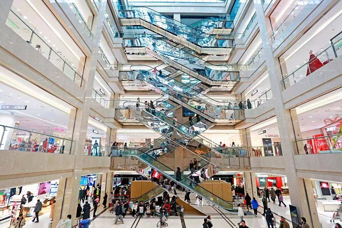 胖东来时代广场的热闹景象(图片来源:许昌发布)此外,开封持续深化"宋