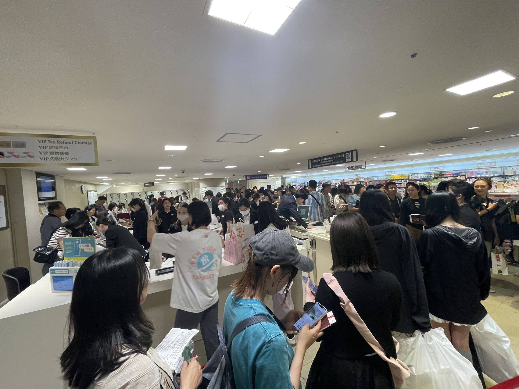   出境游持续火爆:夜场增加出入境许可，日本商场退税登记处排起了长队