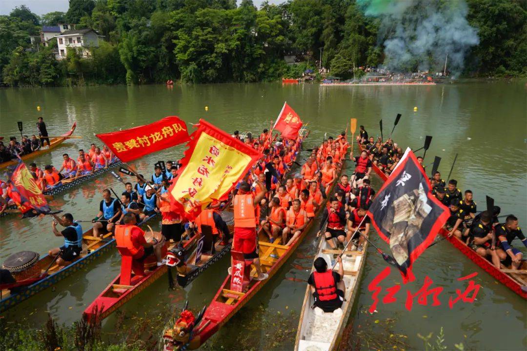 随着裁判员一声令下,首轮竞技的秀山县峨溶镇黄瓜村黄瓜队和保靖县毛