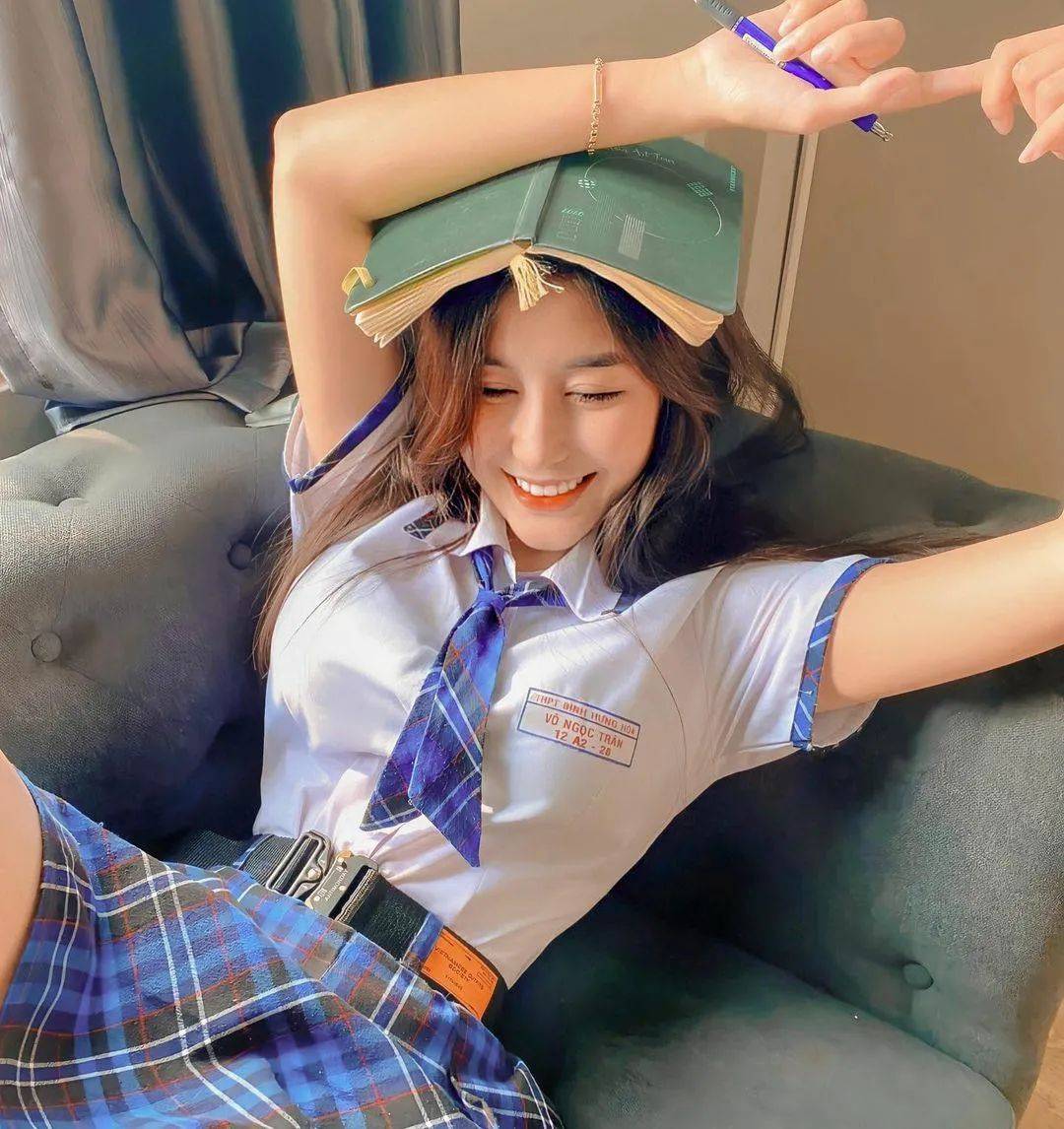 00后纯欲校花，连校服都藏不住她的好身材，让人分分钟沦陷！