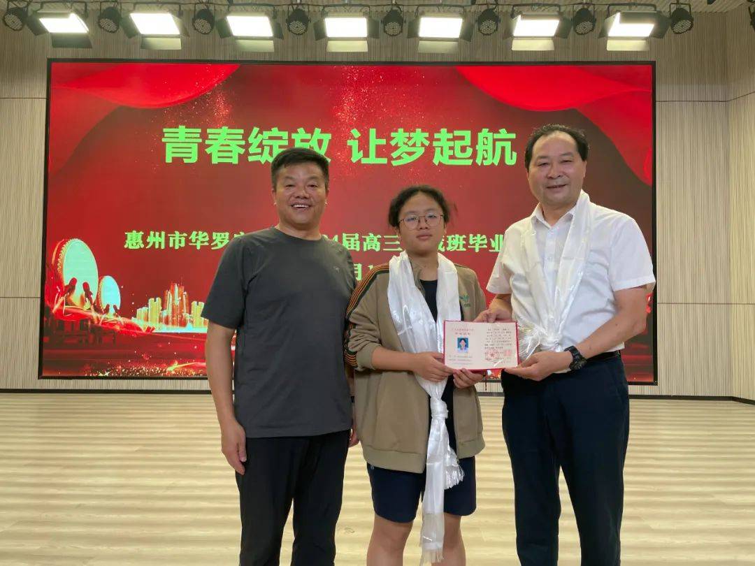 西藏部分管领导陈义副校长宣读了全体毕业生名单和优秀毕业生,优秀