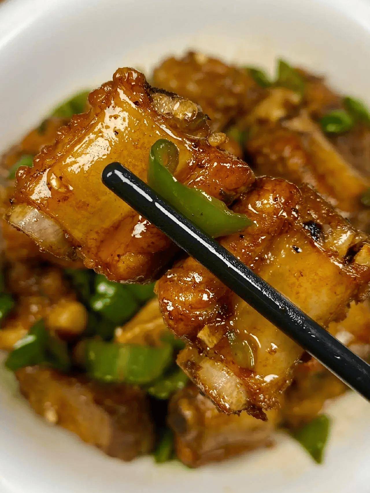 我爸焖的青椒排骨,巨巨巨好吃.