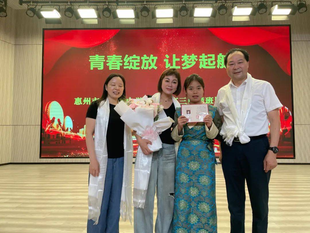 西藏部分管领导陈义副校长宣读了全体毕业生名单和优秀毕业生,优秀