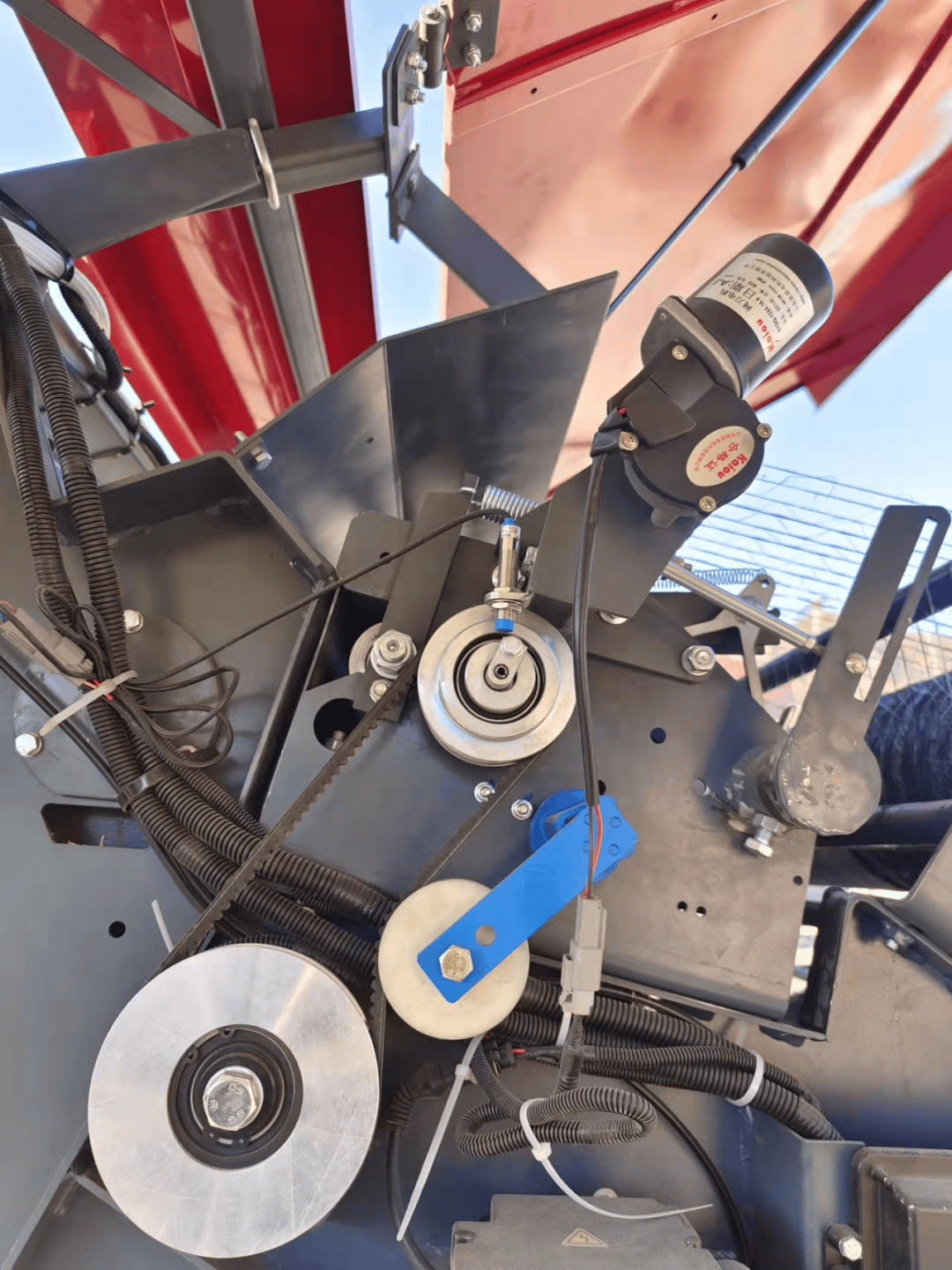 1360a 为机械锁紧,草捆密度更高,草捆密度调节方式为显示屏 10档模拟