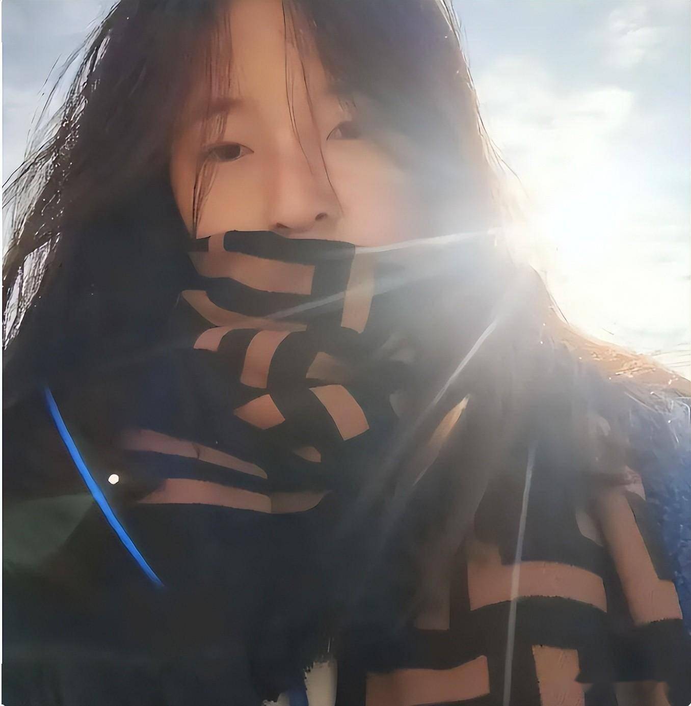 北大韦神近照曝光,弓腰低头袖口破烂引热议,网友:把姜萍嫁给他