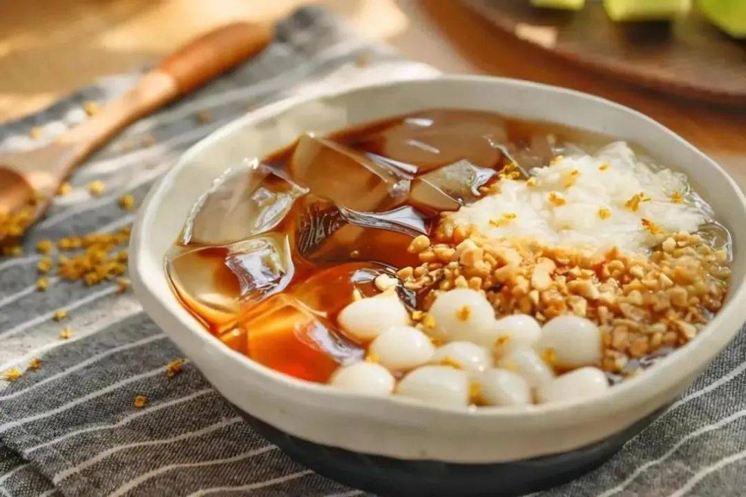 冰粉这样做,晶莹剔透鲜嫩爽口,热天来一碗,快乐似神仙