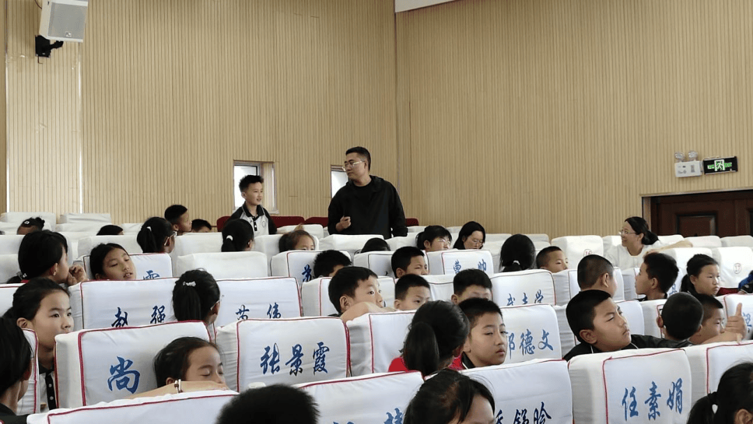 伊金霍洛旗第一小学,第三小学,第六小学组织参加科学家精神进校园活动