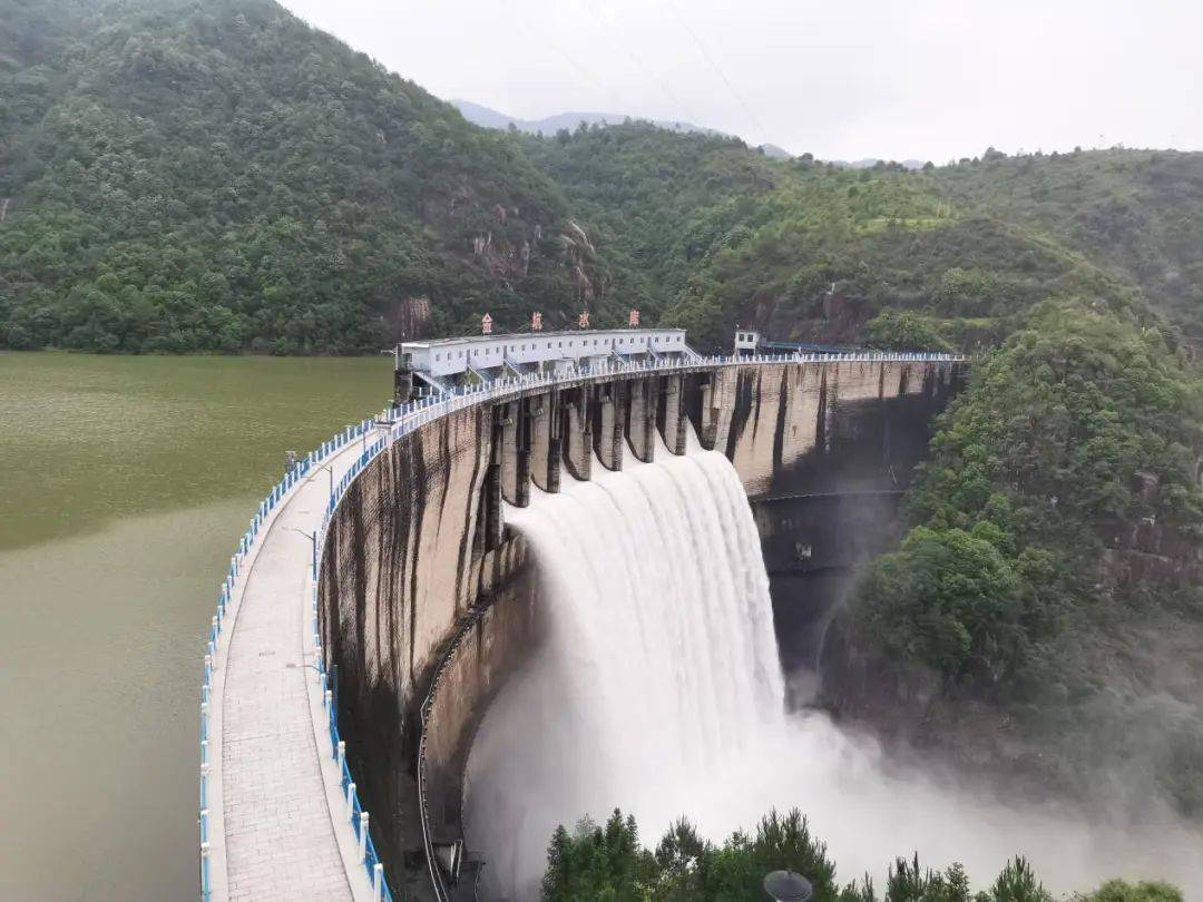 金坑水库泄洪在面对强降雨天气,青田县金坑水库于6月16日22时30分