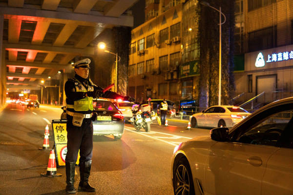 “教科书式”执法视频走红 “老娘舅”交警是这样炼成的_杨吉_普陀_赵大爷