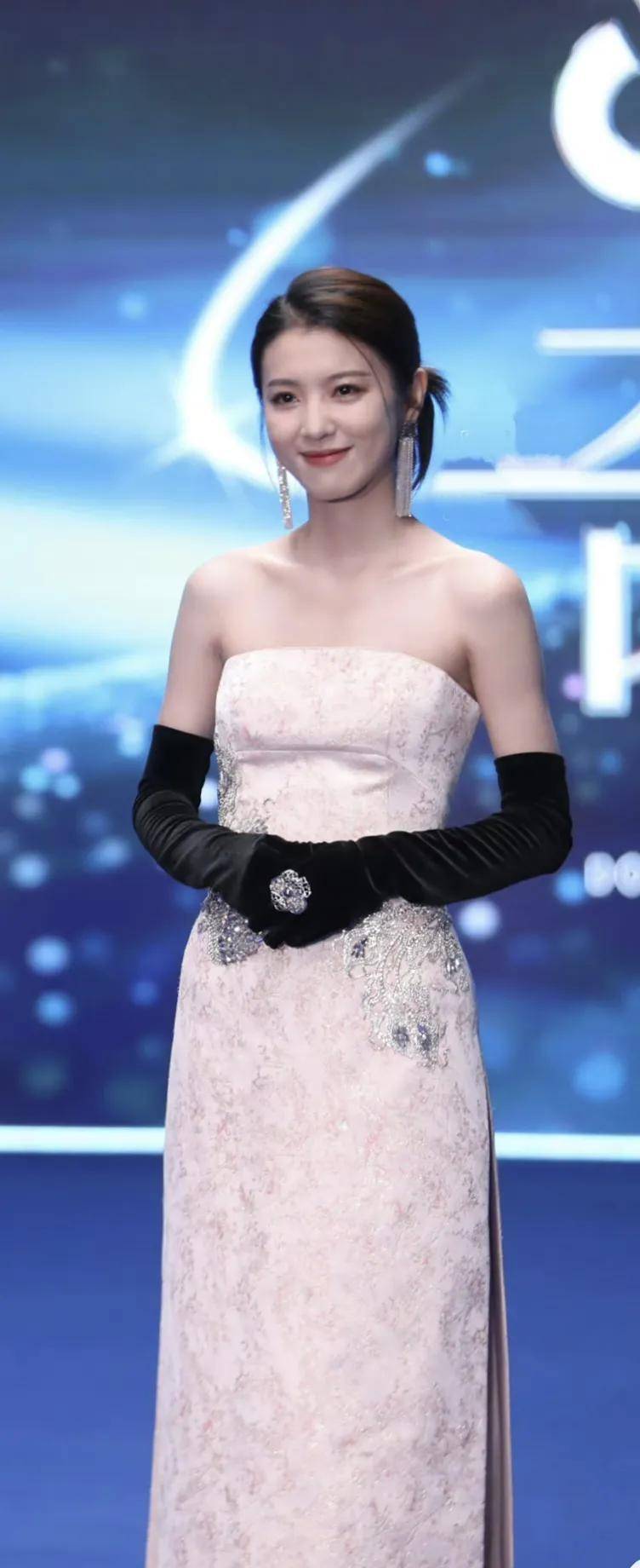 上海这一夜,娜然抹胸裙险滑落,刘浩存皓齿明眸,高叶硬