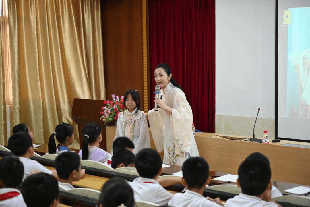 讲座现场气氛热烈,同学们积极与苏老师互动,纷纷表达自己对汉服文化的