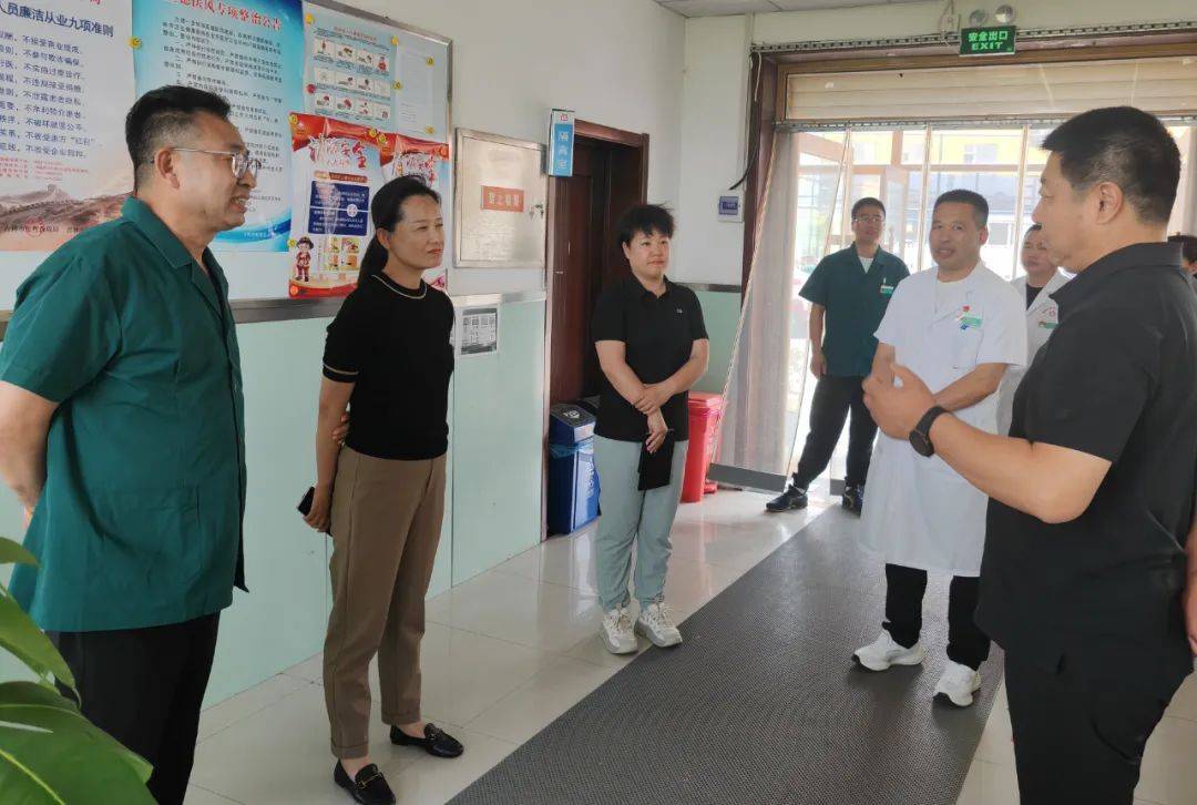 在大绥河镇中心校,搜登站镇中学,李晶娜认真查看了学校宿舍,食堂及各