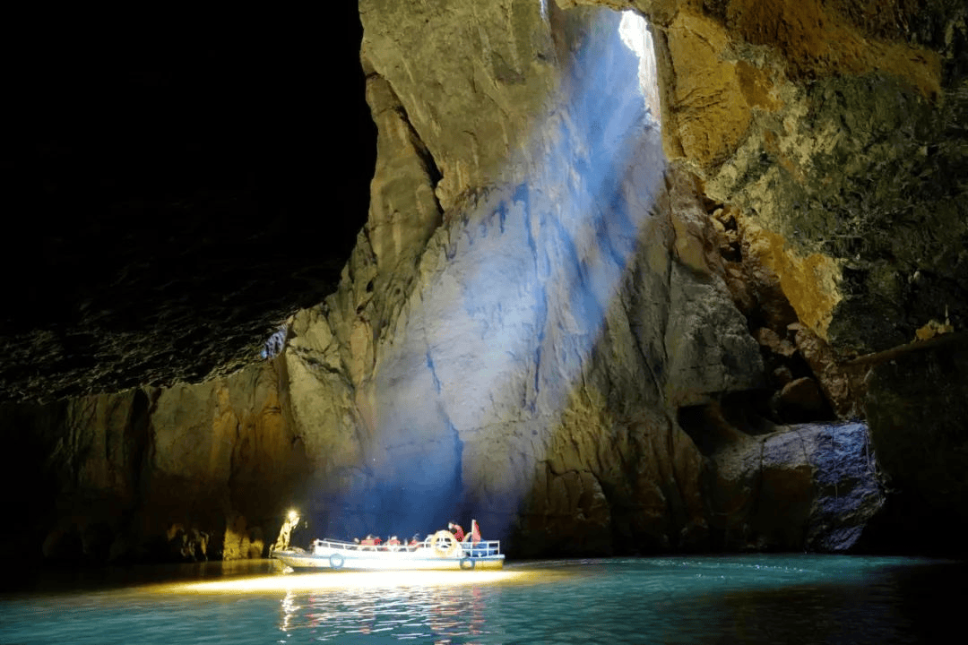 九洞天景区:探寻自然奇观 领略溶洞之美