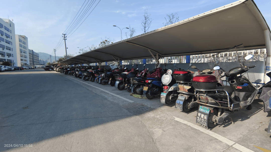 公司员工数量约为3000人,分布在8幢厂房中,为方便员工使用电动自行车
