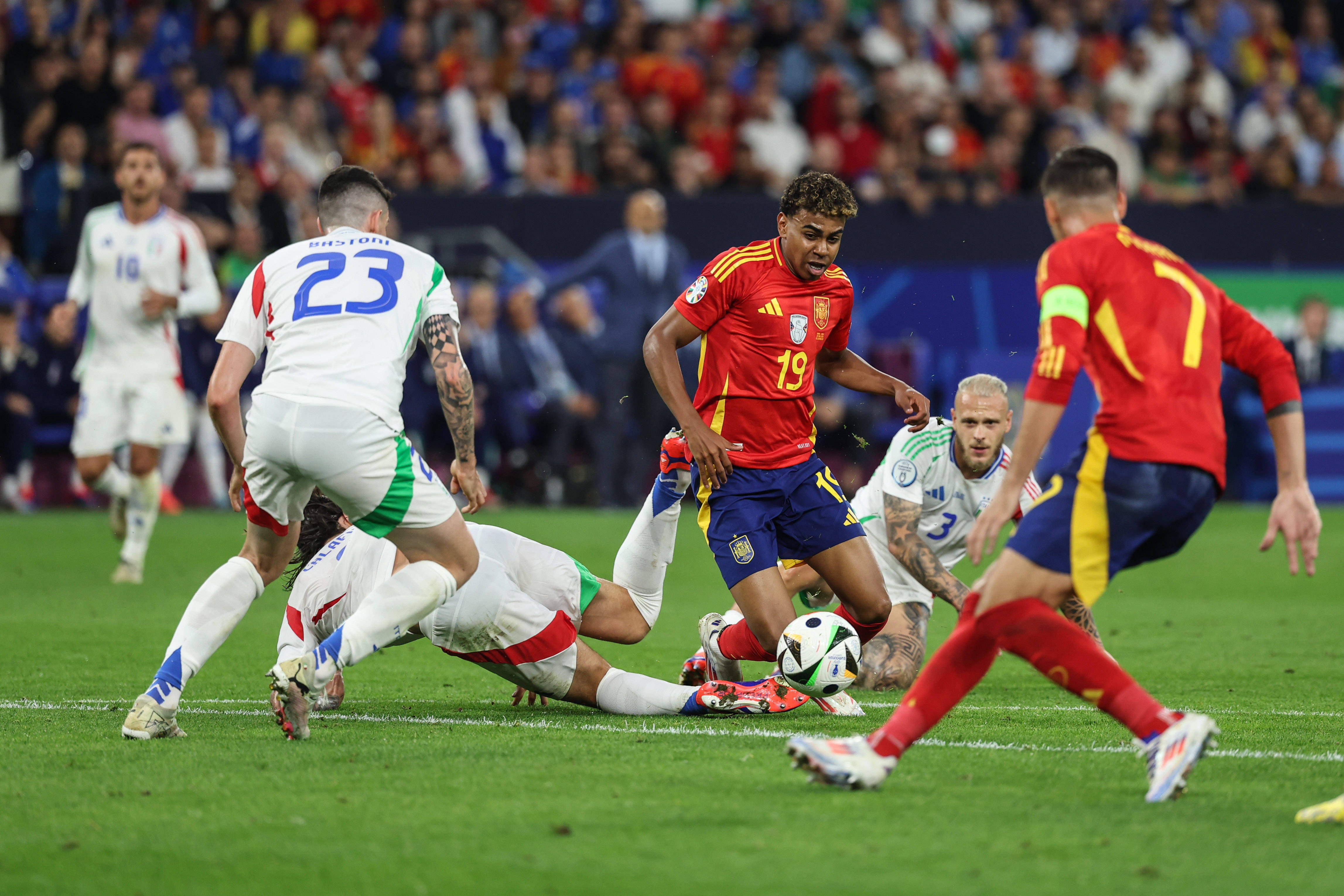 足球——欧锦赛小组赛:西班牙胜意大利