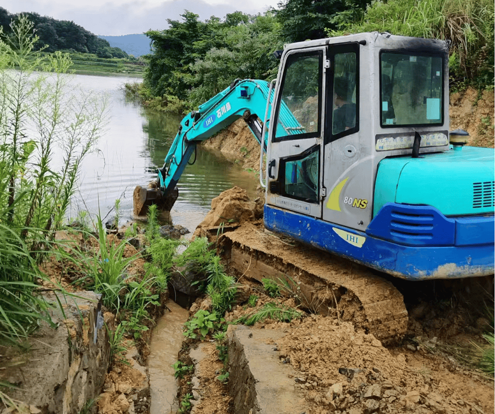 新田枧头镇:以"迅"应"汛" 紧急排除一处山塘决堤险情