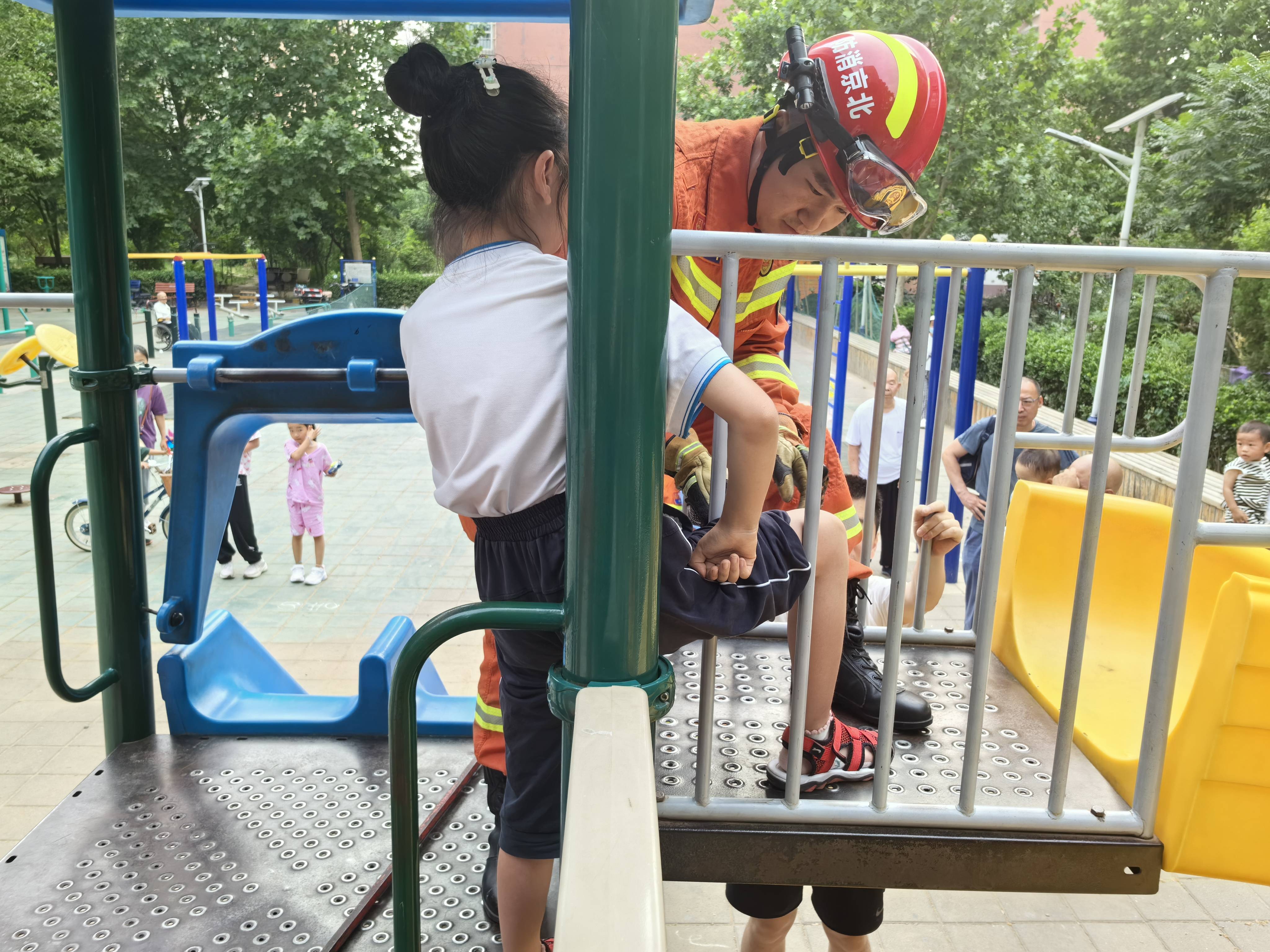 北京一8岁女童右腿卡在护栏 大兴消防成功处置