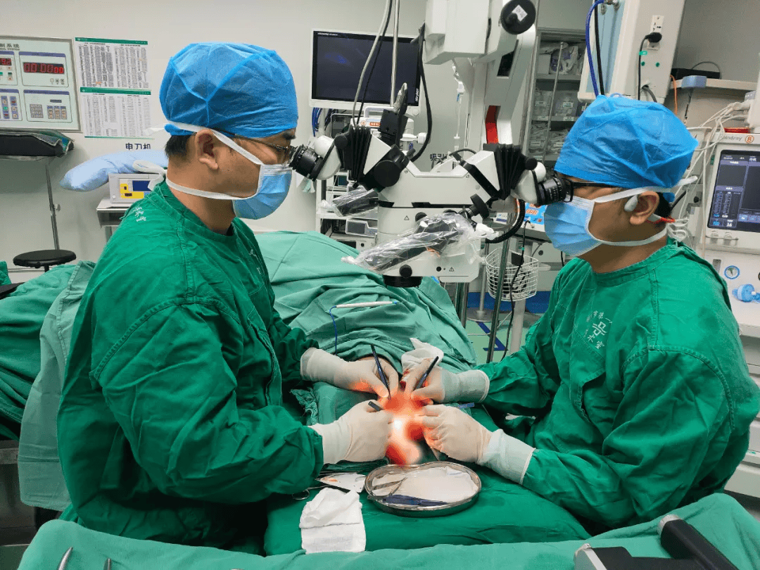 要紧!钦州一男子手指被电锯割断,医生24小时内3次手术帮他保住了