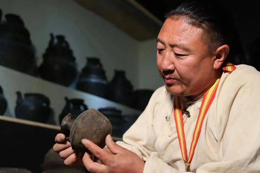 走笔囊谦匠心传承岁月陶华白玛群加与藏黑陶的不解情缘