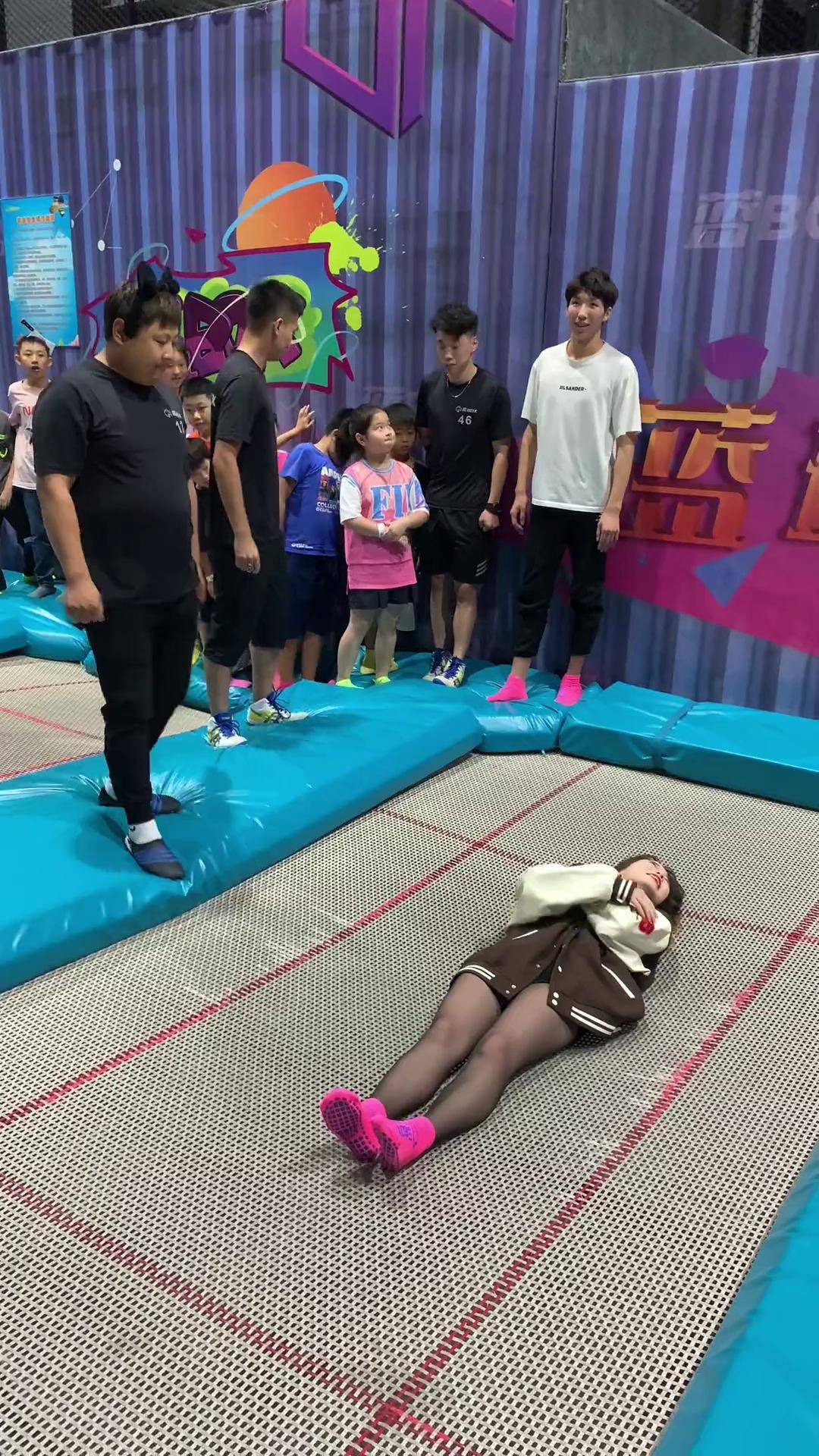 美女 网红公主抱 高清视频 这谁顶得住啊 你们自己找亮点