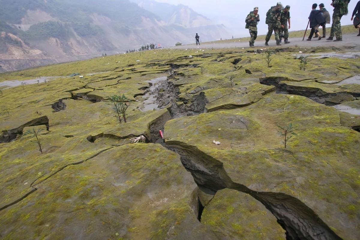 当地表发生地裂时,地面可能会突然塌陷,建筑物倒塌,道路阻断,人们的