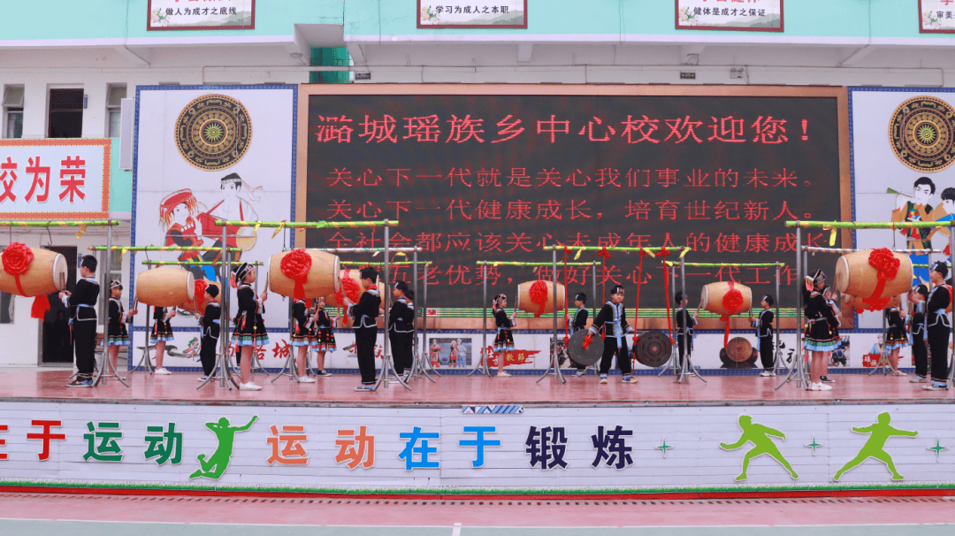 她担任副班长,学校大队委副大队长,认真负责,团结同学,刻苦勤奋,每个
