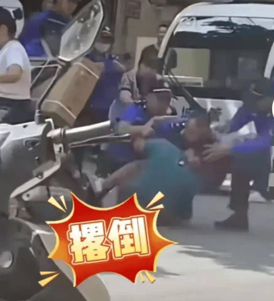 男子被城管锁喉抱摔后续:案件移交公安处理,打人者"还在上班"