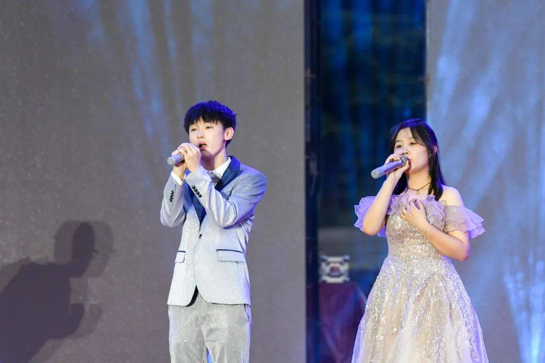 勇担重任,书写传奇的故事重温青年一代从舞台剧《追光者》无数人把