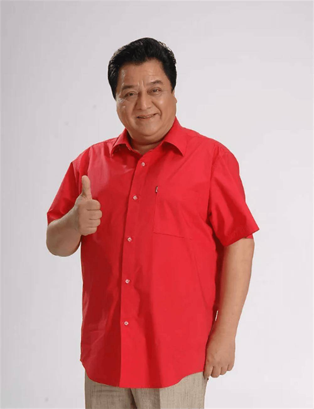 77岁李金斗与75岁石富宽聚会,面色红润精神头足,美女作伴乐开怀