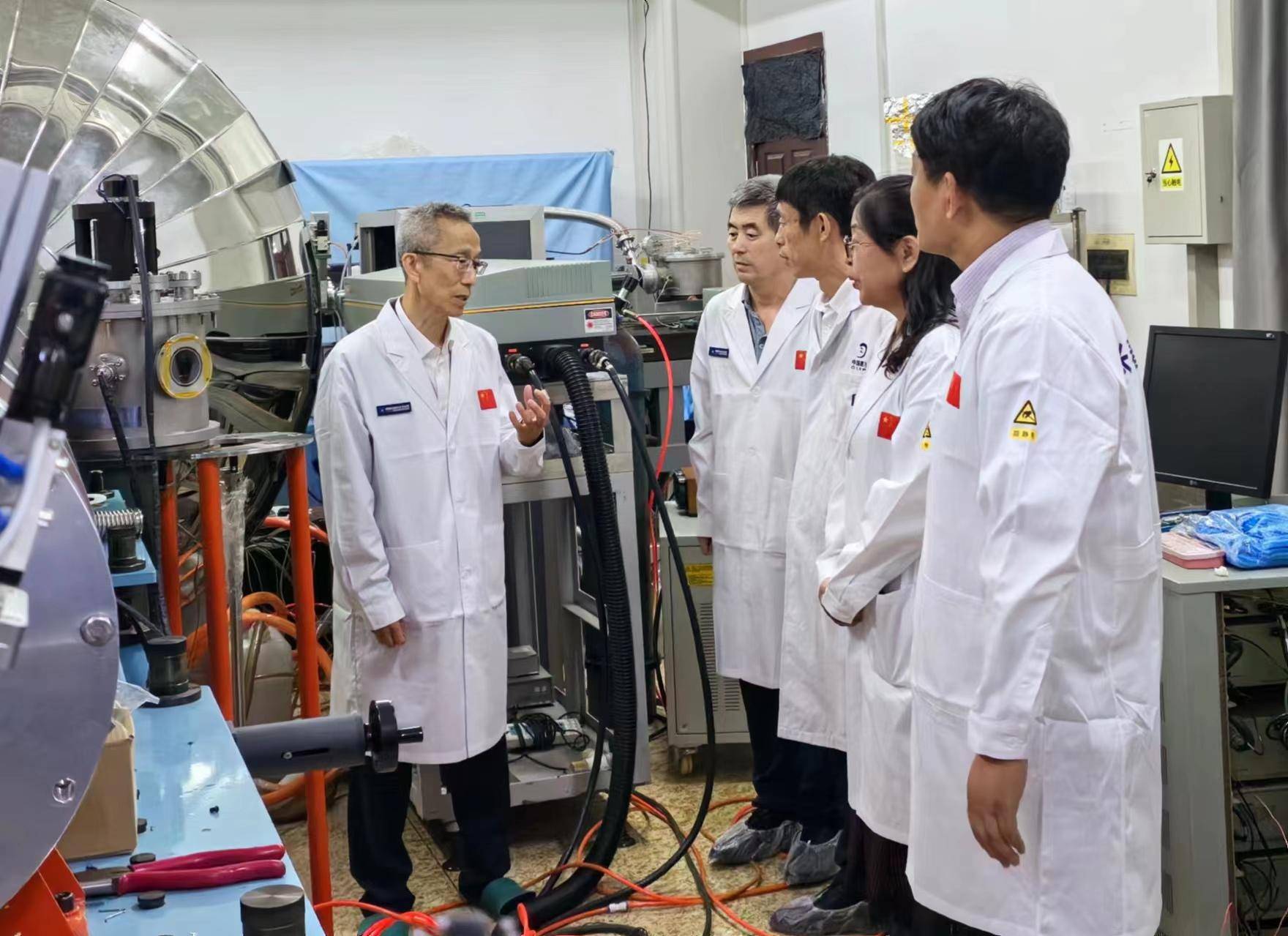 回首来路,陈波说:"我大学一毕业就来到长春光机所,加入了研究团队.