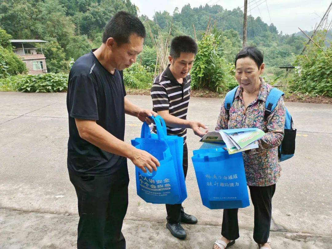 少云解说本人图片图片