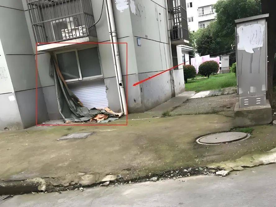 小区的业主私自切断小区的围挡护栏，改小门，违法吗？