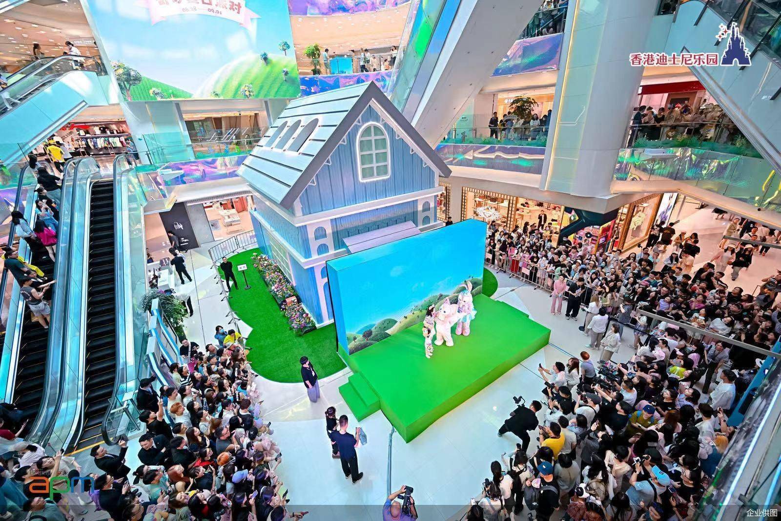 香港迪士尼乐园度假区与北京apm共同推出"奇妙夏日派对"活动,带来"