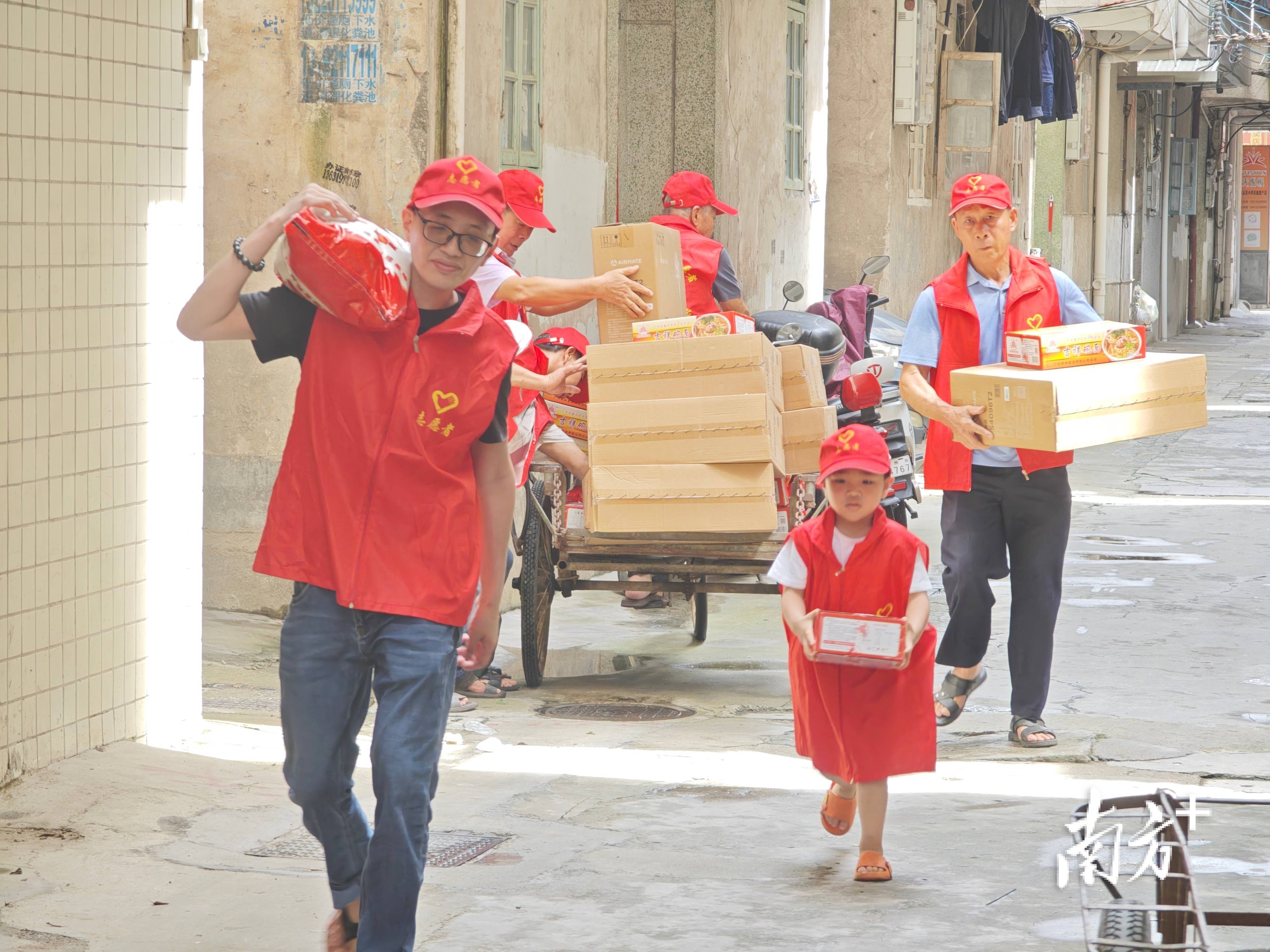 "志愿者周维明介绍,在村委会的组织下,平日里村民或多或少都会捐赠些