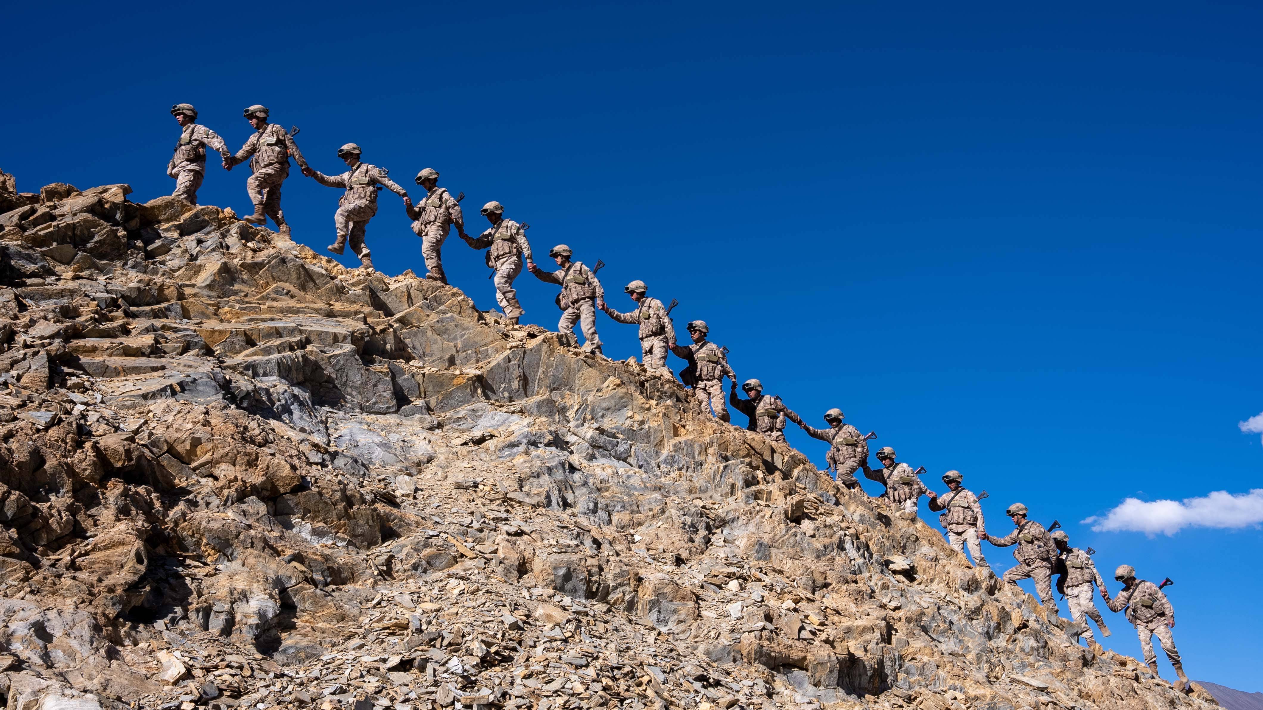 西藏阿里军分区普尔楚边防连秋迪俭革拉哨所巡逻官兵在海拔5700米的