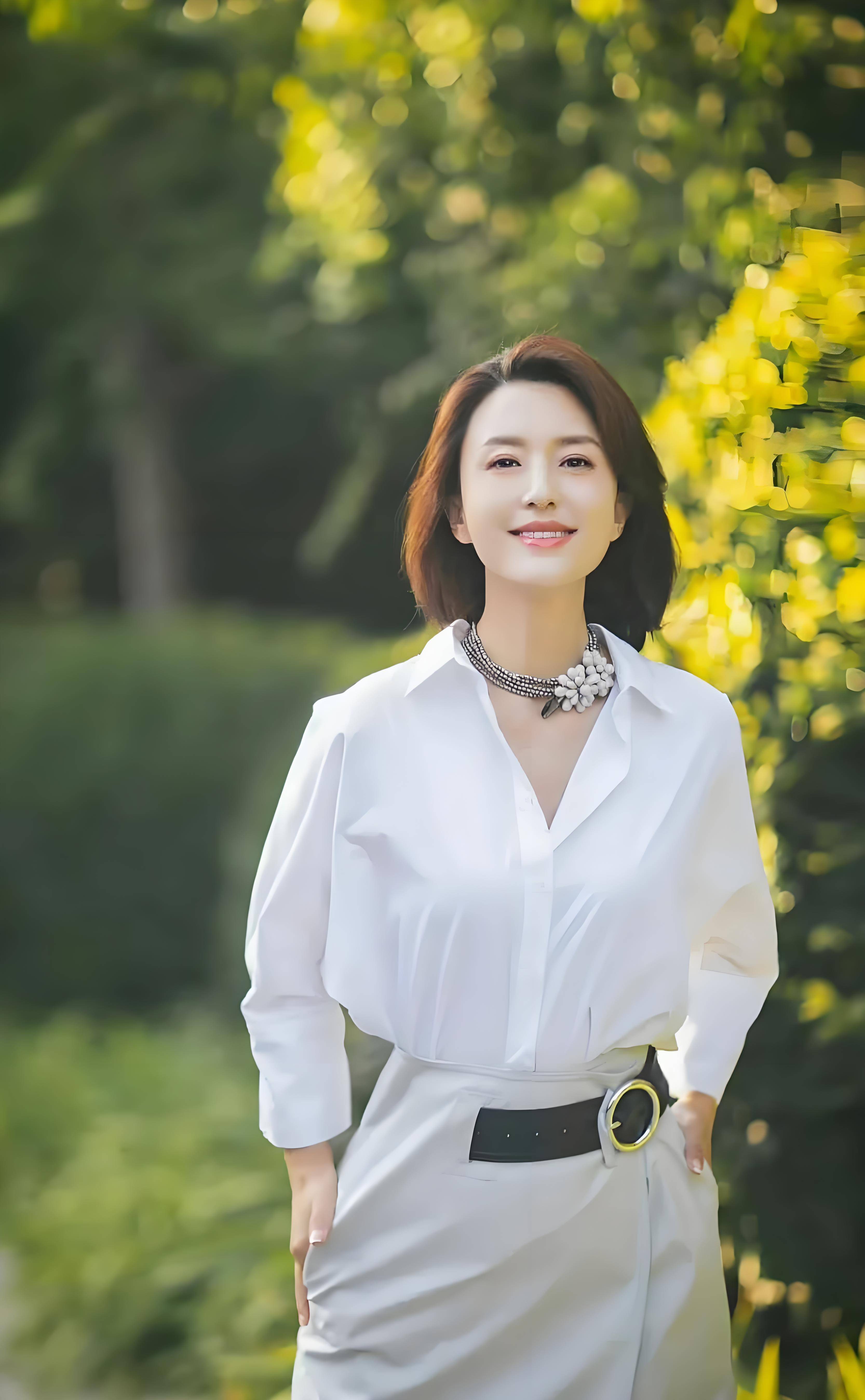 她是央视最美主持人,嫁大20岁老公,颜值差距大,却比董卿更幸福