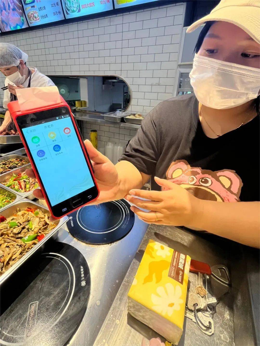 昌平这镇老年餐桌搬进餐馆 更多美食方便选择