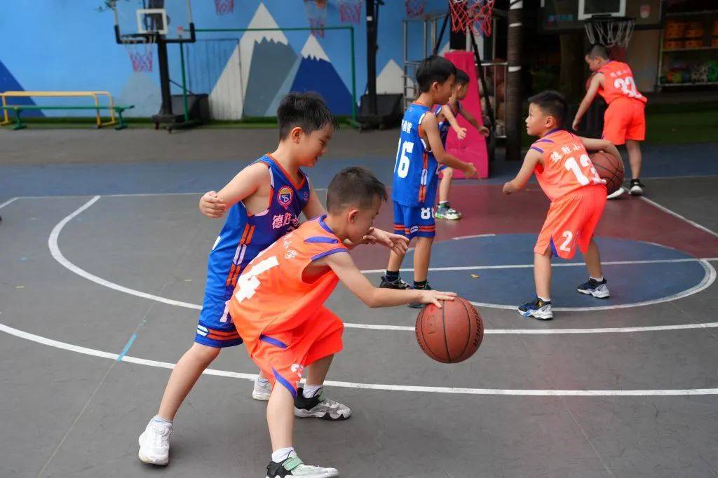 一边指导护球,弟弟们也毫不示弱,快速跟上,也不忘和哥哥来个"假动作"