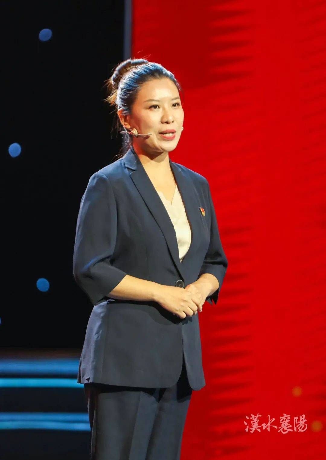 张育2002年大学毕业后在重庆广播电台当主持人,2009年返乡成为一名