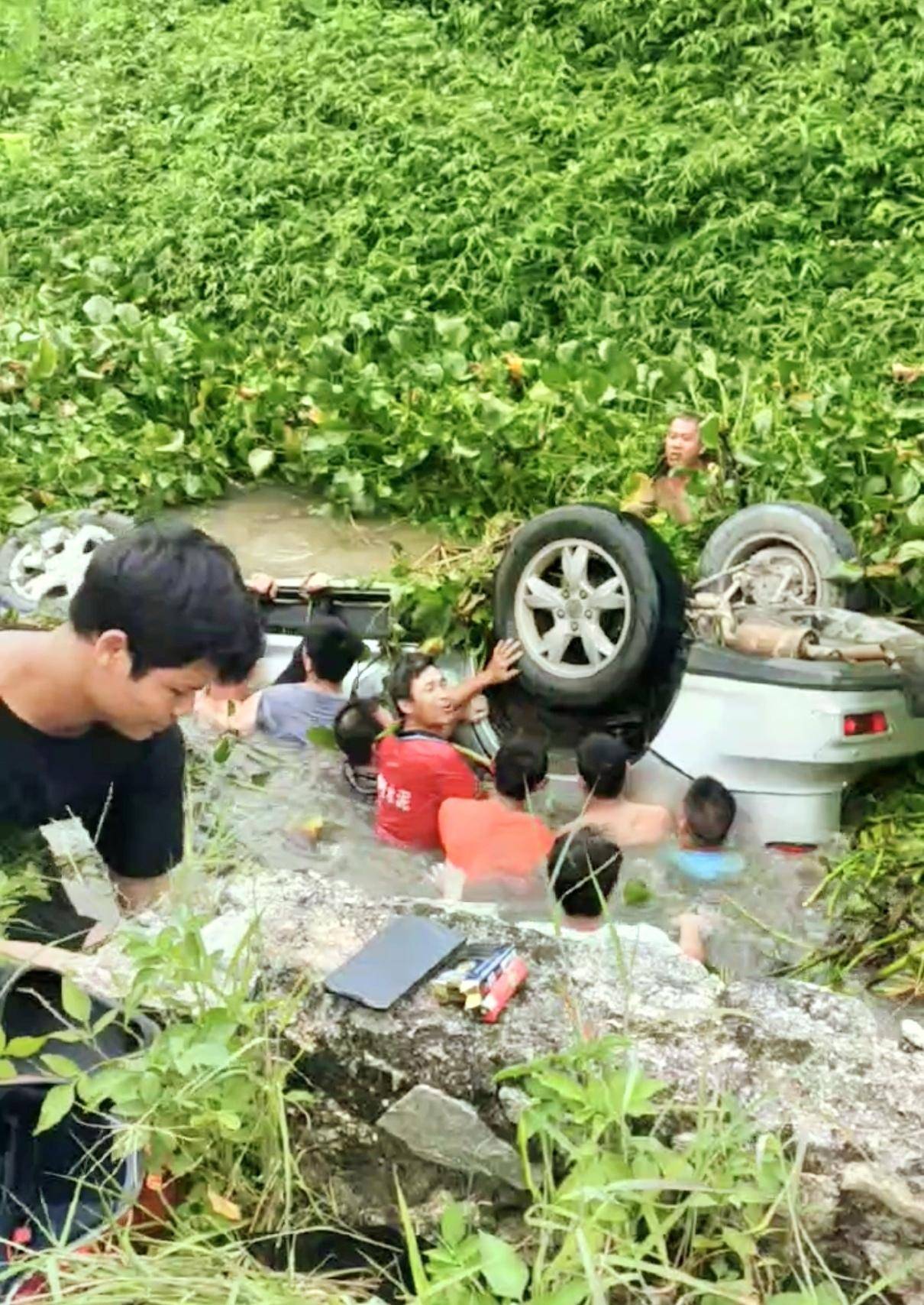 茂名电白一小车落河三人受困,十数名村民跳水营救