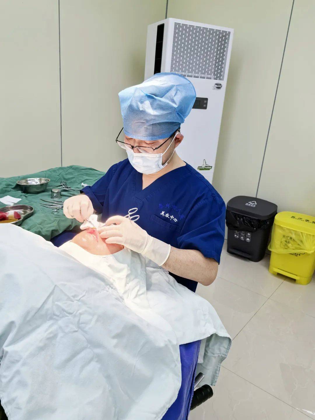 团队的精心操作下,王某女儿顺利完成了重睑术,内眦开大术及提肌缩短术