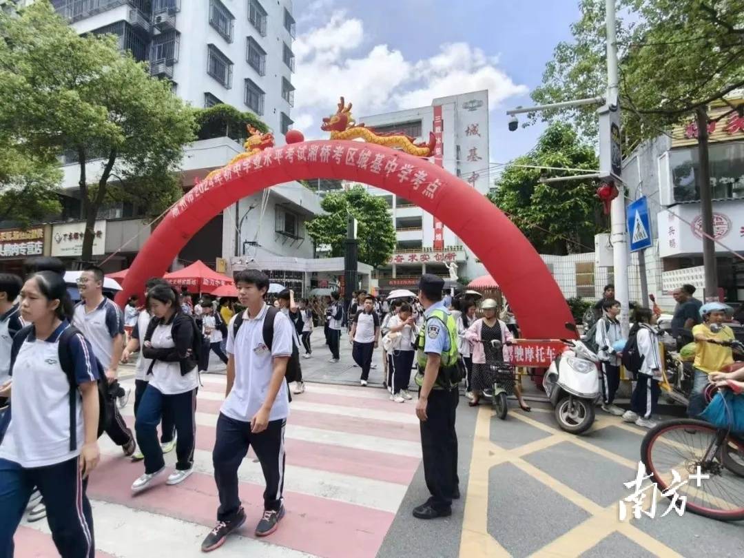 回顾中考首日,城基中学考场外一名考生焦急地求助现场执勤人员称,因