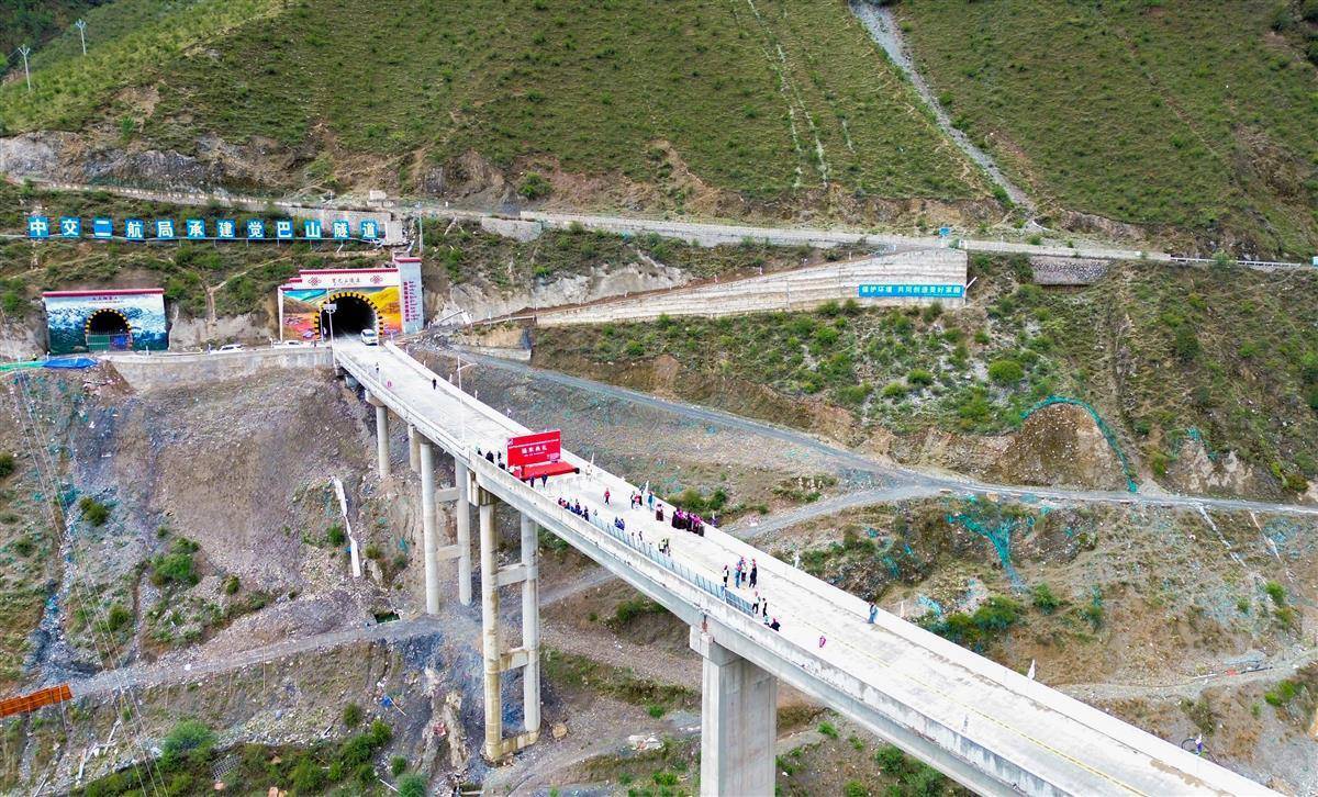 觉巴山隧道通车后,避免了车辆行驶318线觉巴山段时再翻越29公里盘山路