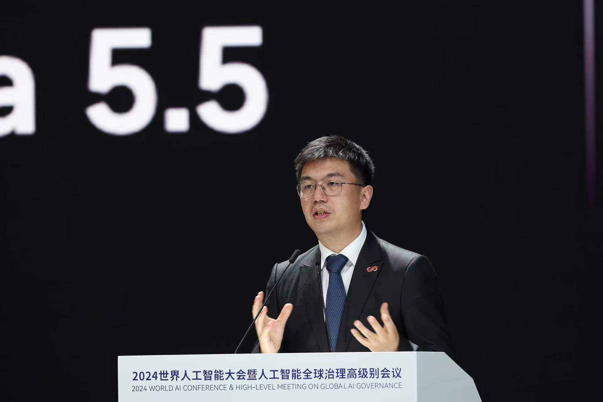 和它打个招呼,它便能根据打招呼的人身上佩戴的胸卡带子,判断出对方在