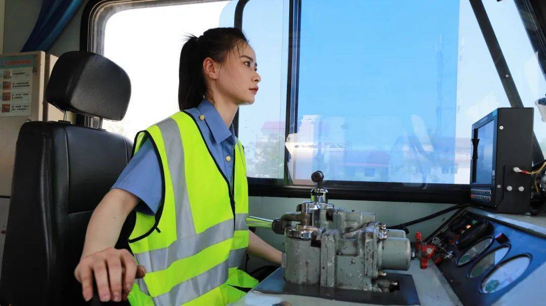 是中国铁路西安局集团有限公司接触网轨道作业车首个"00后"女司机
