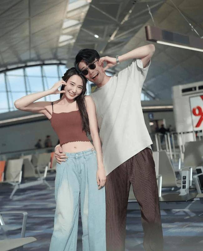 他与相差14岁的女朋友陈诗欣(ayan)相恋12年,两人经常出国旅游, 近日